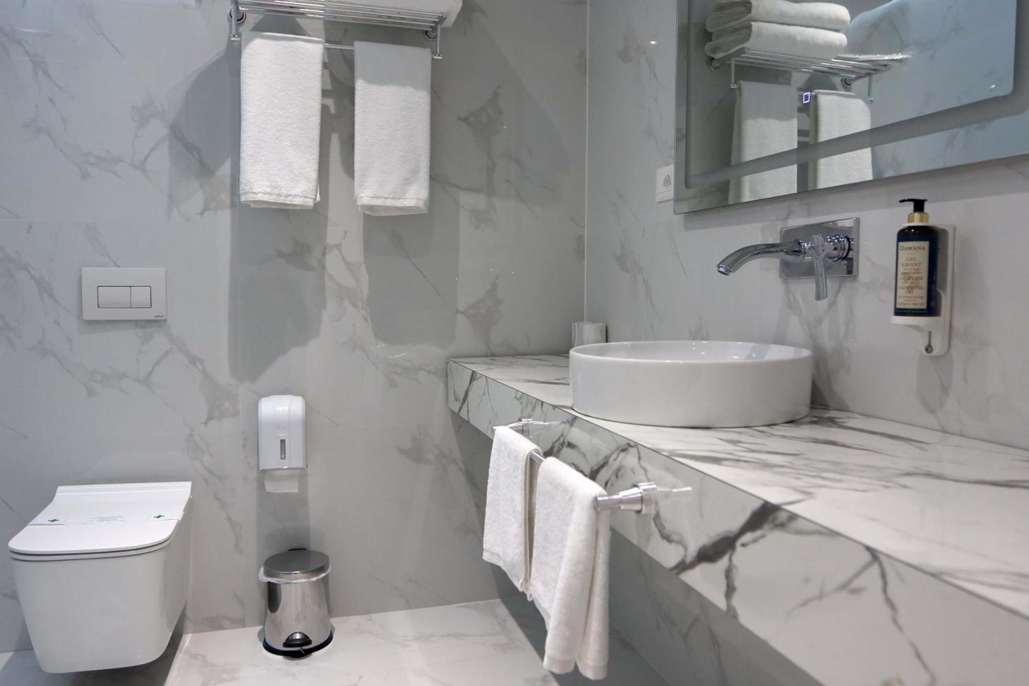 Metro Hotel Terminal Tiranë Ngoại thất bức ảnh
