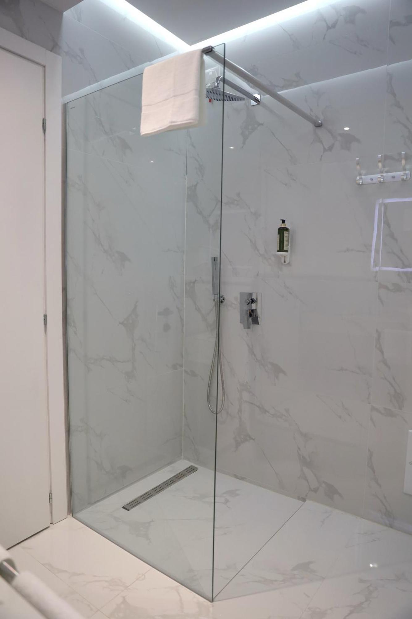 Metro Hotel Terminal Tiranë Ngoại thất bức ảnh